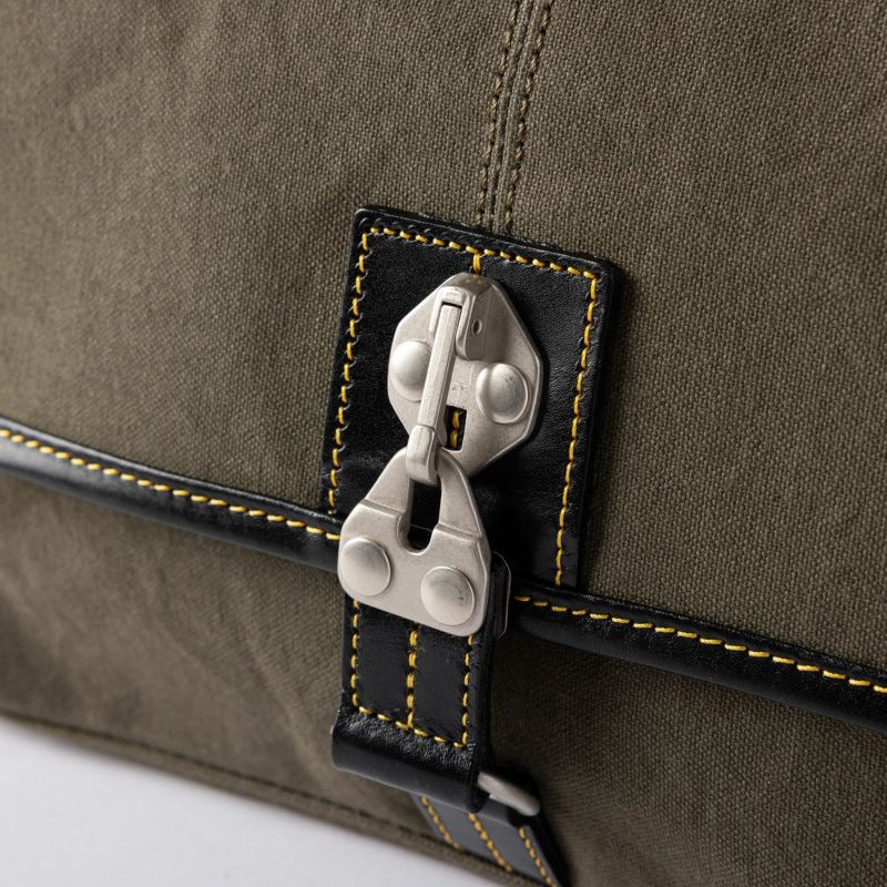 開口部ヒコーキナスカン（カーキ）