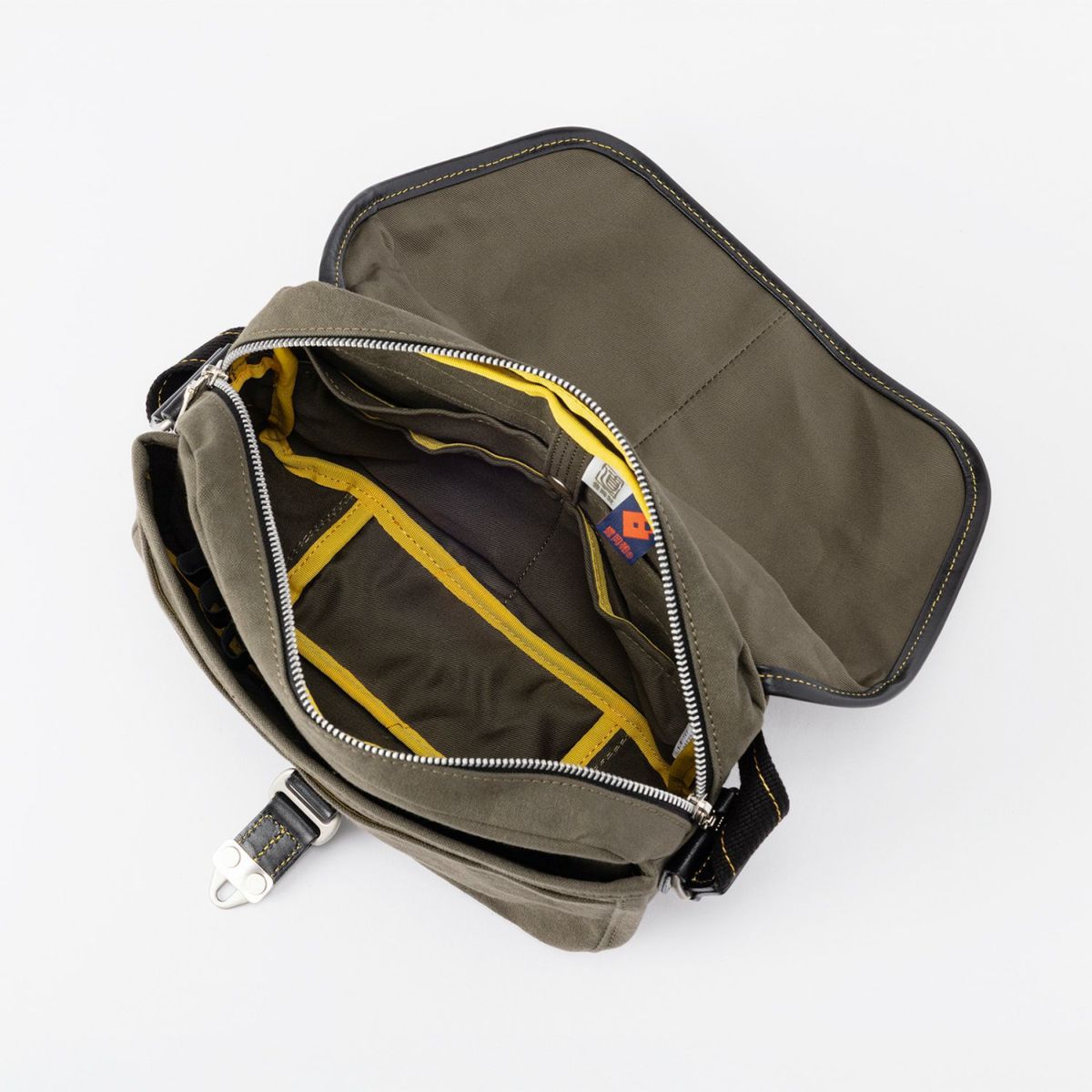 内装（ブラックカーキ）