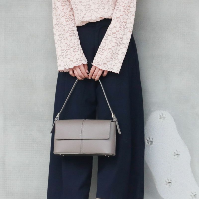   Camille Signature Tote カジュアル フォーマル TOTTE カブセフォーマルバッグ | 豊岡鞄公式オンラインストア