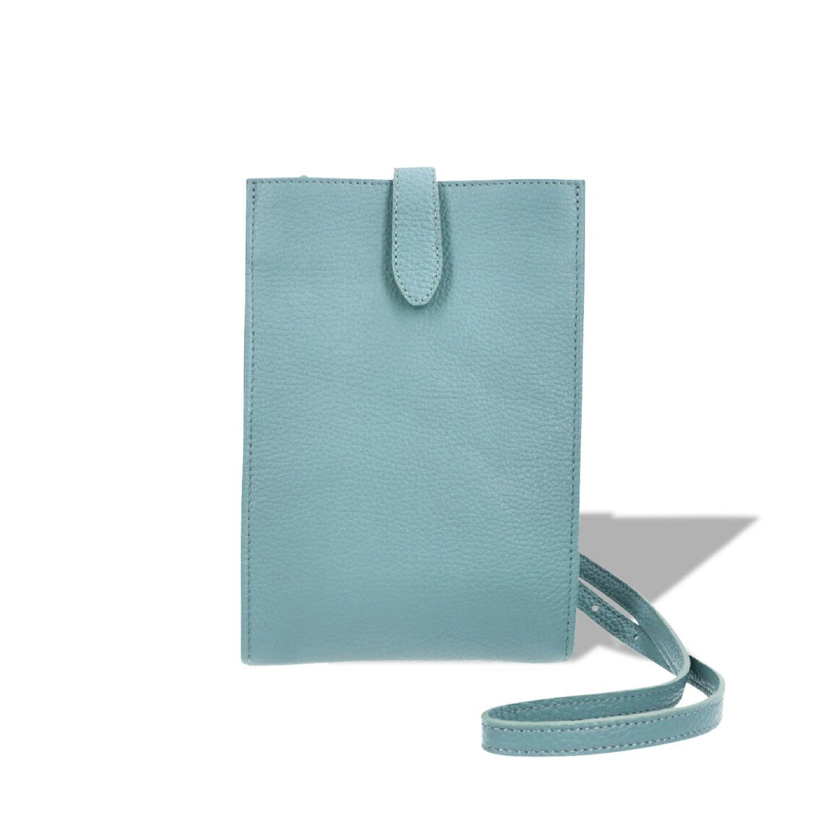 実物は少しくすみのある色です