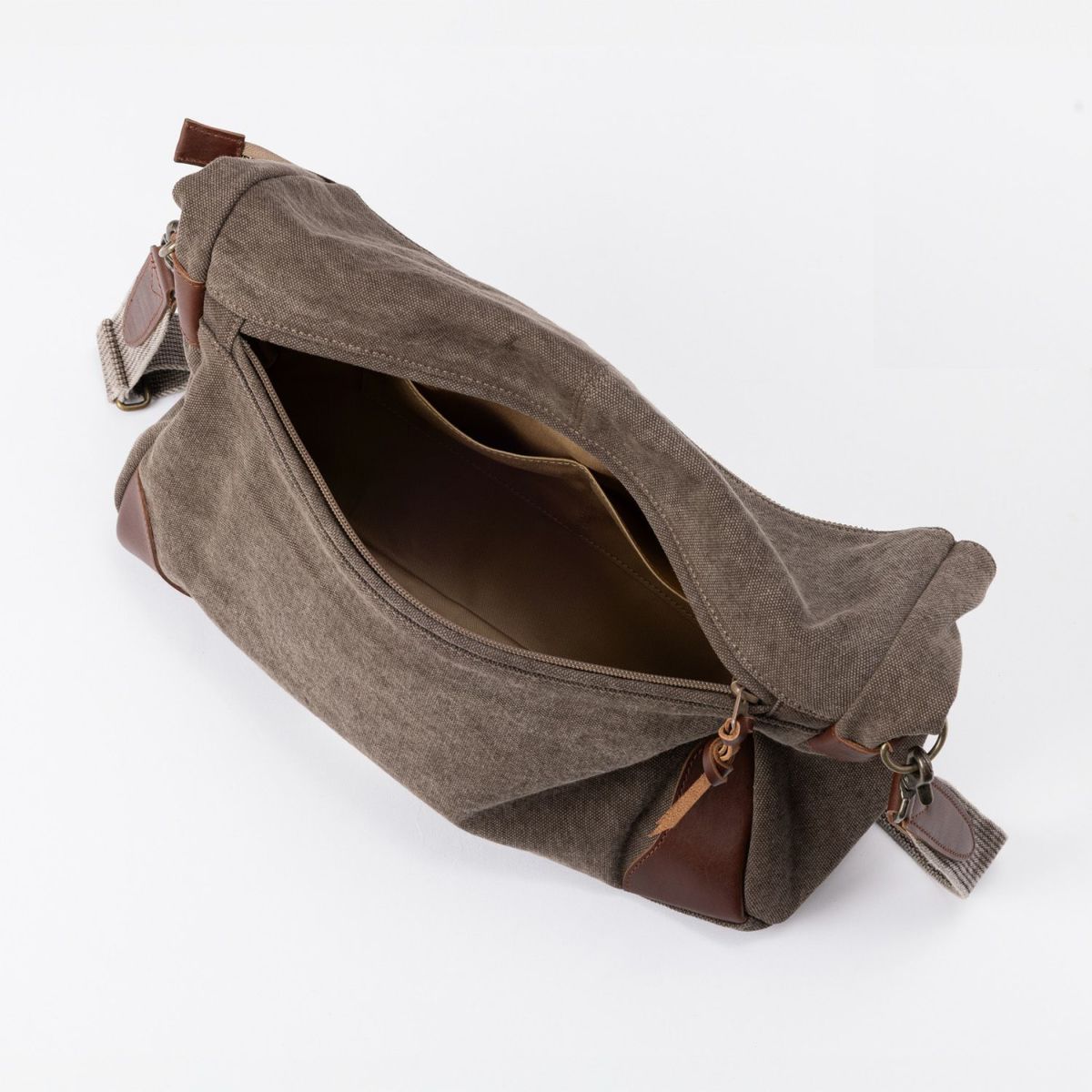 背胴側ファスナーからアクセス可能