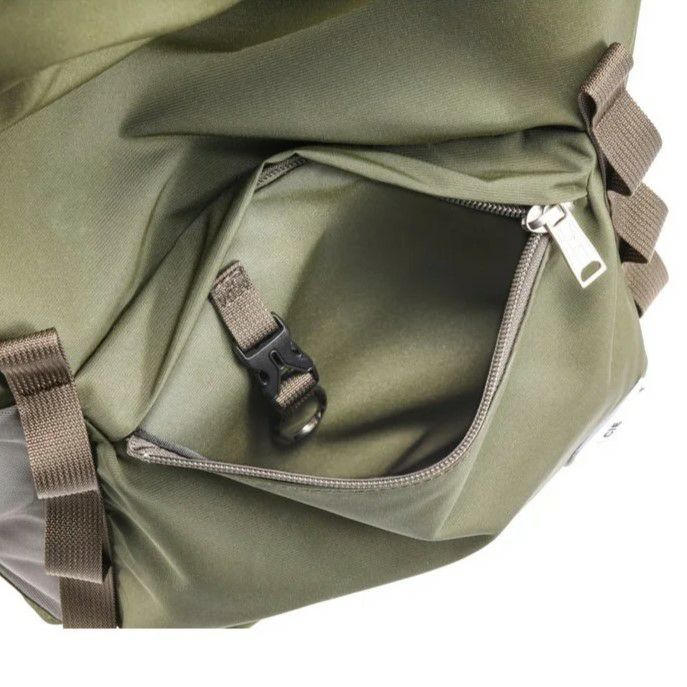 前面下部ファスナーポケット