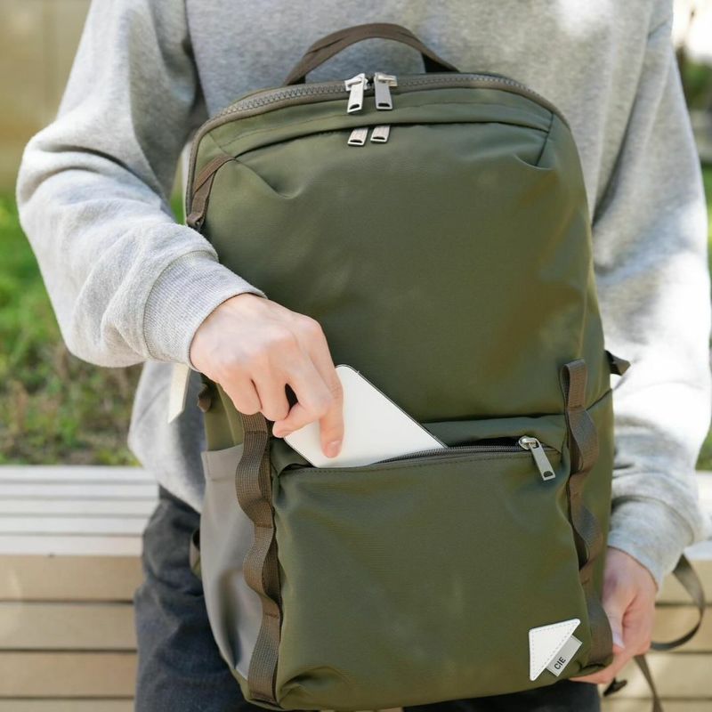 前面下部ファスナーポケット